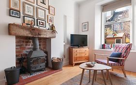 Vibrant Cottage Style Flat at Leith Links Park